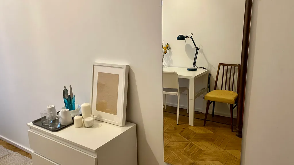 Комната с высокими потолками в центре