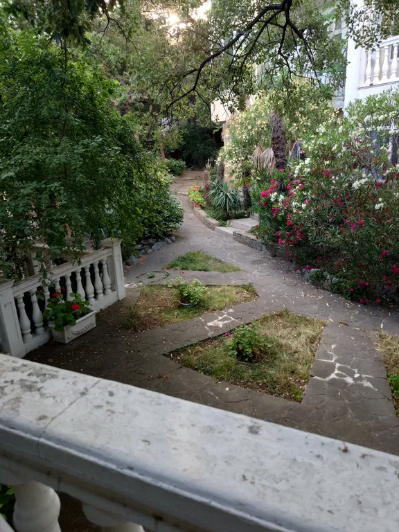 Уютная комната с санузлом и отличным зелёным двором для тихого отдыха