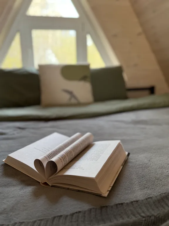 Домик на холме с видом на Байкал