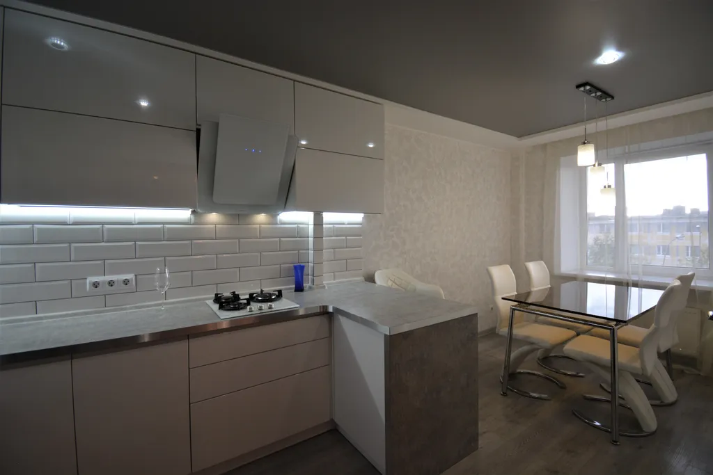 Трёхкомнатная квартира с раздельными комнатами двумя уборными и лифтом