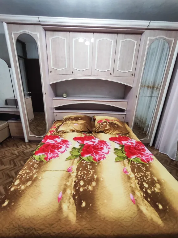 Чистая, скромная трёшка. С винтажной мебелью