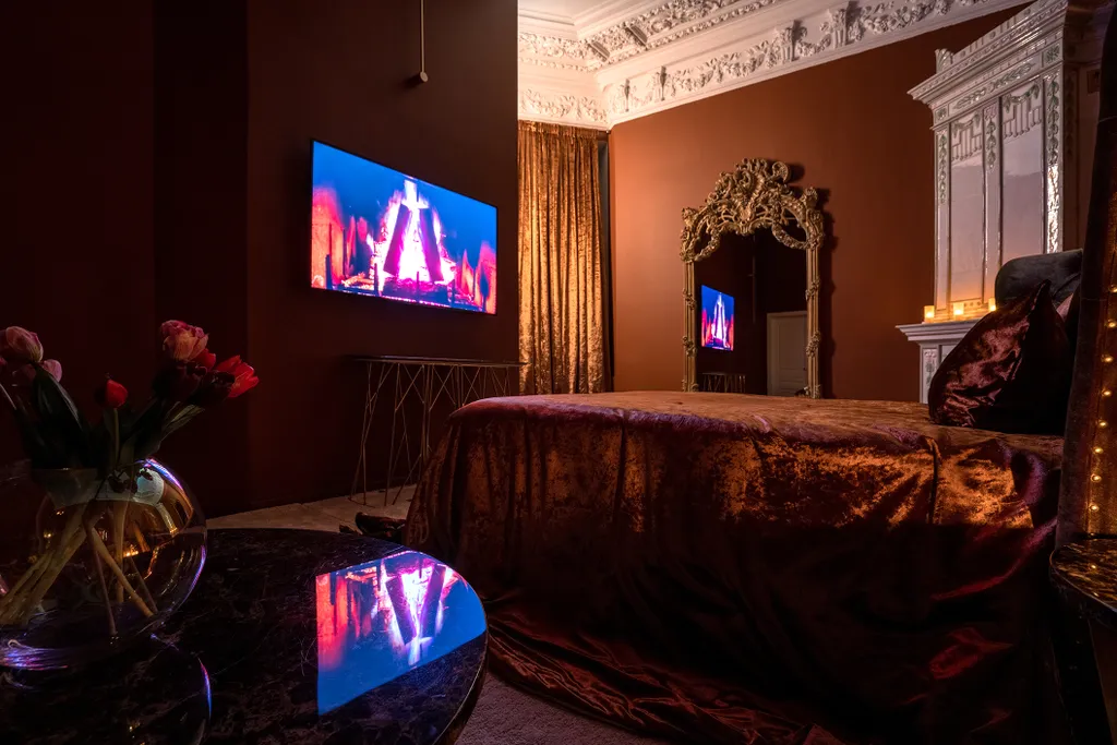 Роскошный номер класса люкс с зеркалами на стенах и потолке