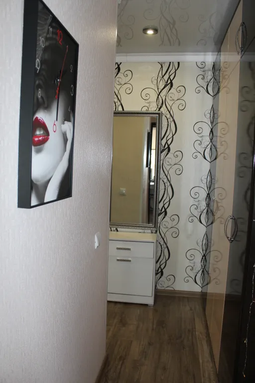 Уютная однокомнатная квартира в спокойном районе, с кроватью и диваном