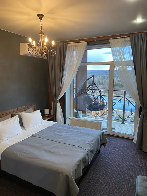 Апартамент на горнолыжном курорте Солнечная Долина с видом на озеро