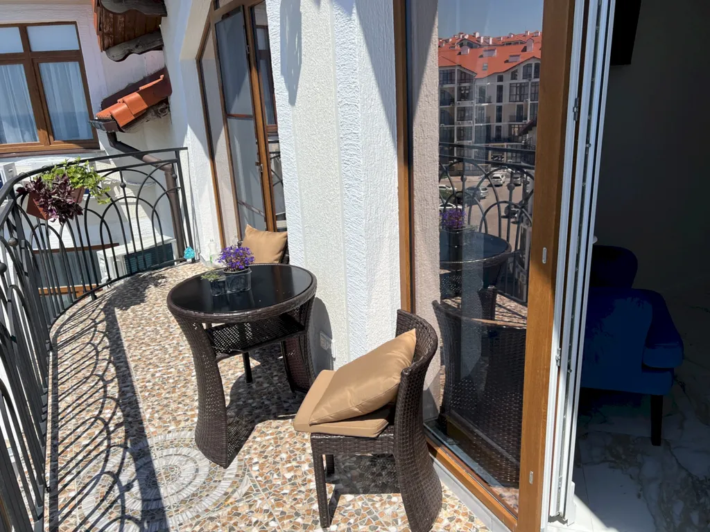 Квартира с балконом и видом на открытое море, Толстый мыс