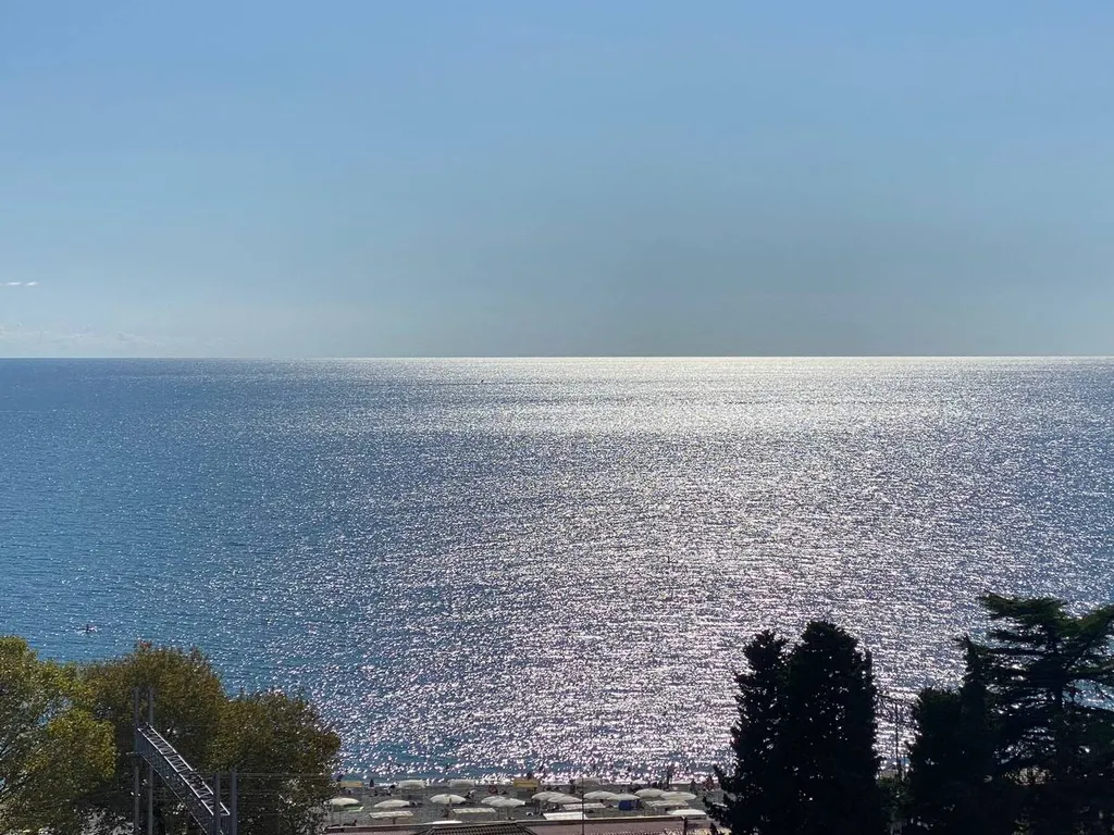 Студия с панорамными окнами и балконом на первой береговой линии