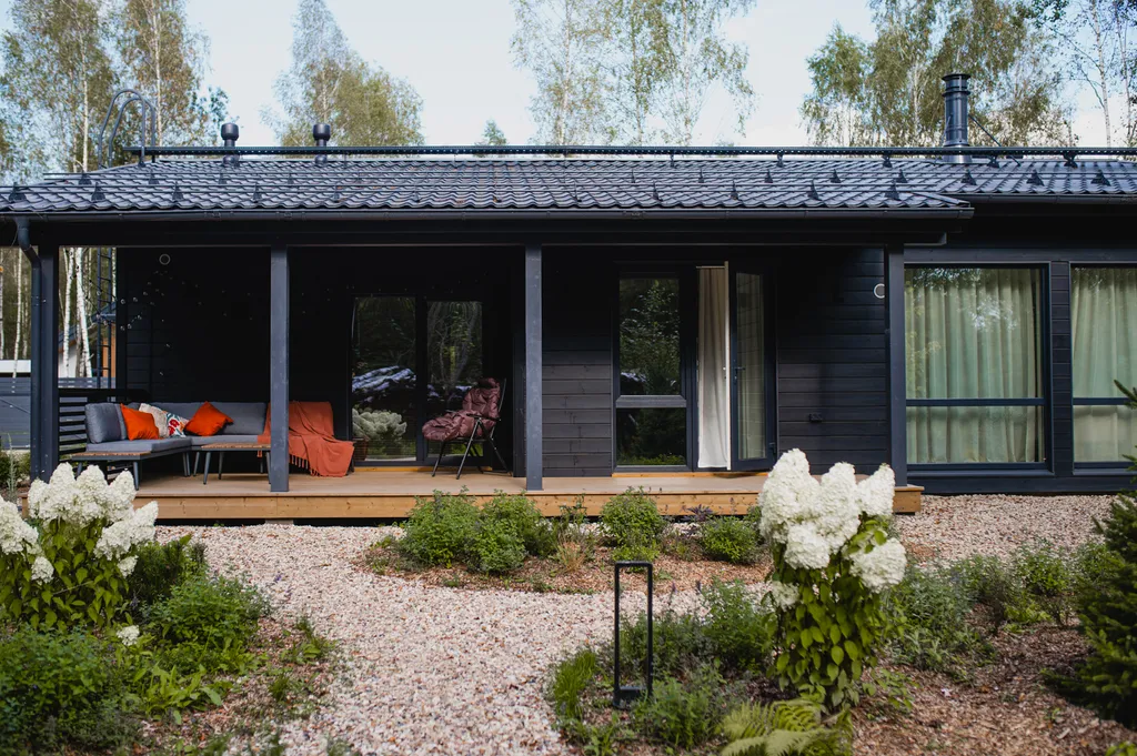 Новый стильный дом с зоной SPA, камином и красивым садом у леса