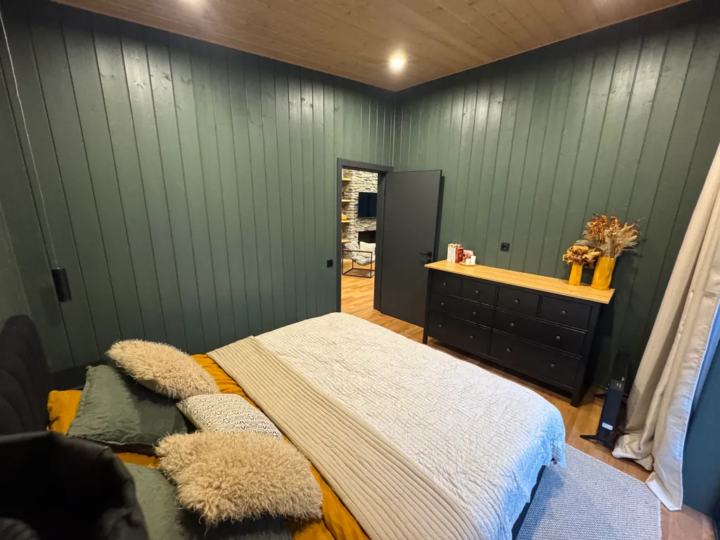 Дом у ручья в лесу