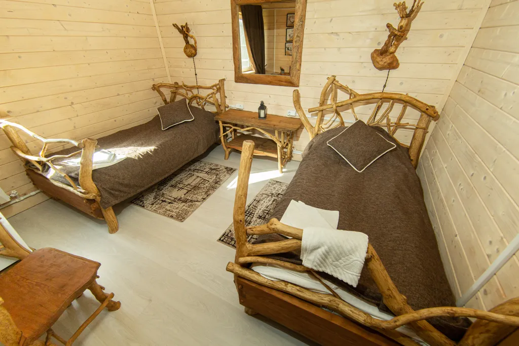 Номер в стиле рустик с двумя раздельными кроватями