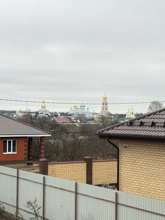 Дом в современном русском стиле рядом с монастырем