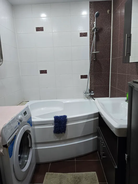 В самом центре города около рынка