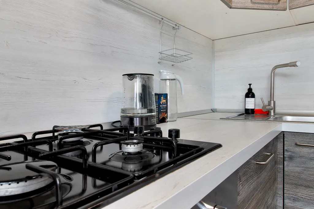 Стильная студия с балконом в самом центре