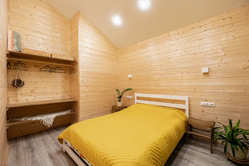 Дом на реке и краю соснового леса