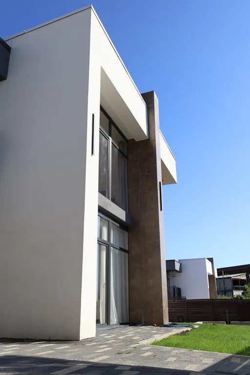 Светлый коттедж с видом на море