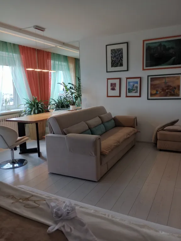 Студия с панорамной лоджией в центре города