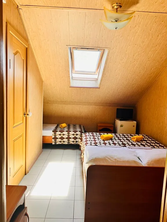 Уютная комната на мансарде с видом на море