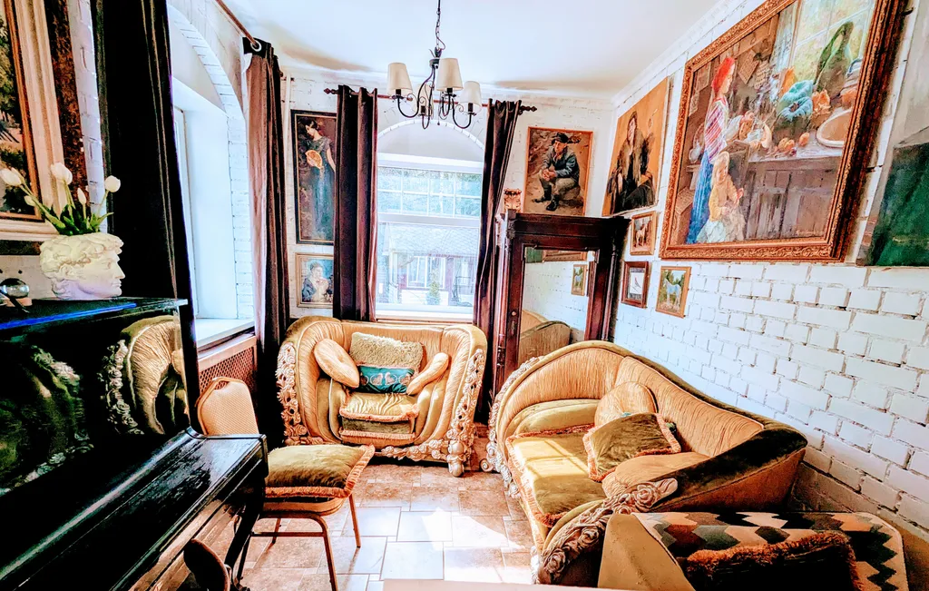 Большой красивый дом с камином в лесу