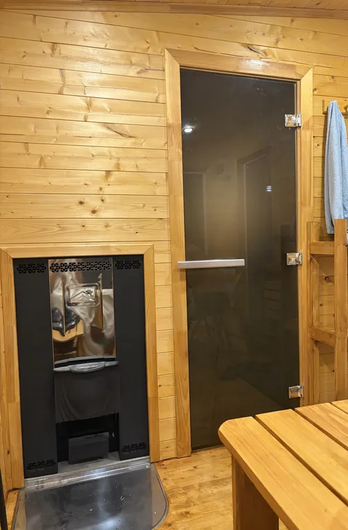 Уютный дом в лесу