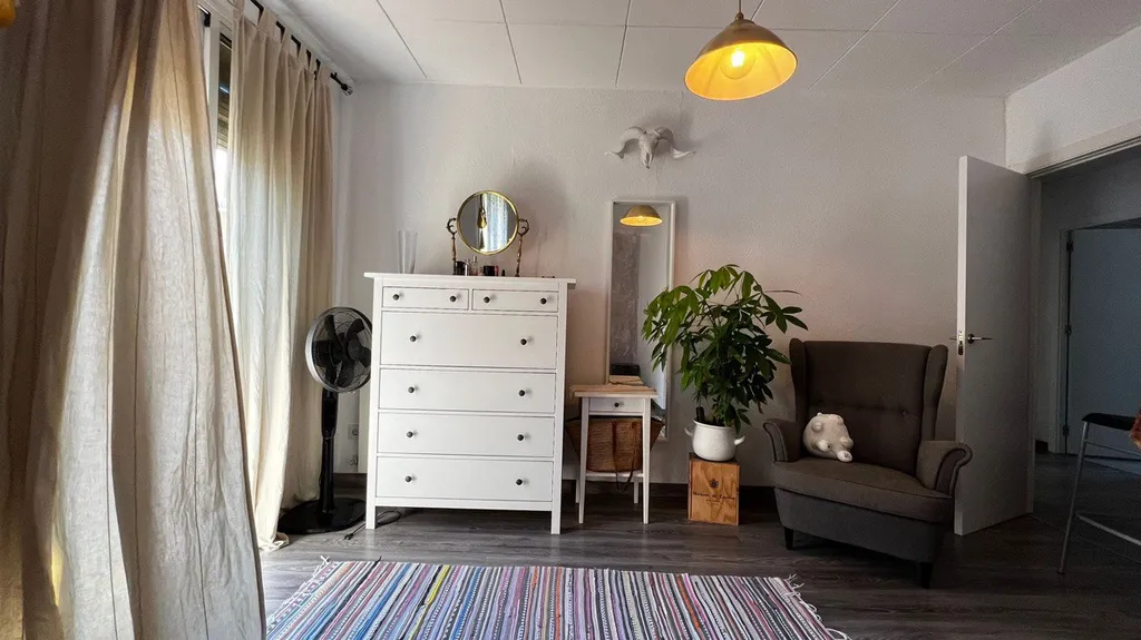 Комната в просторной квартире рядом с парком Монтжуик