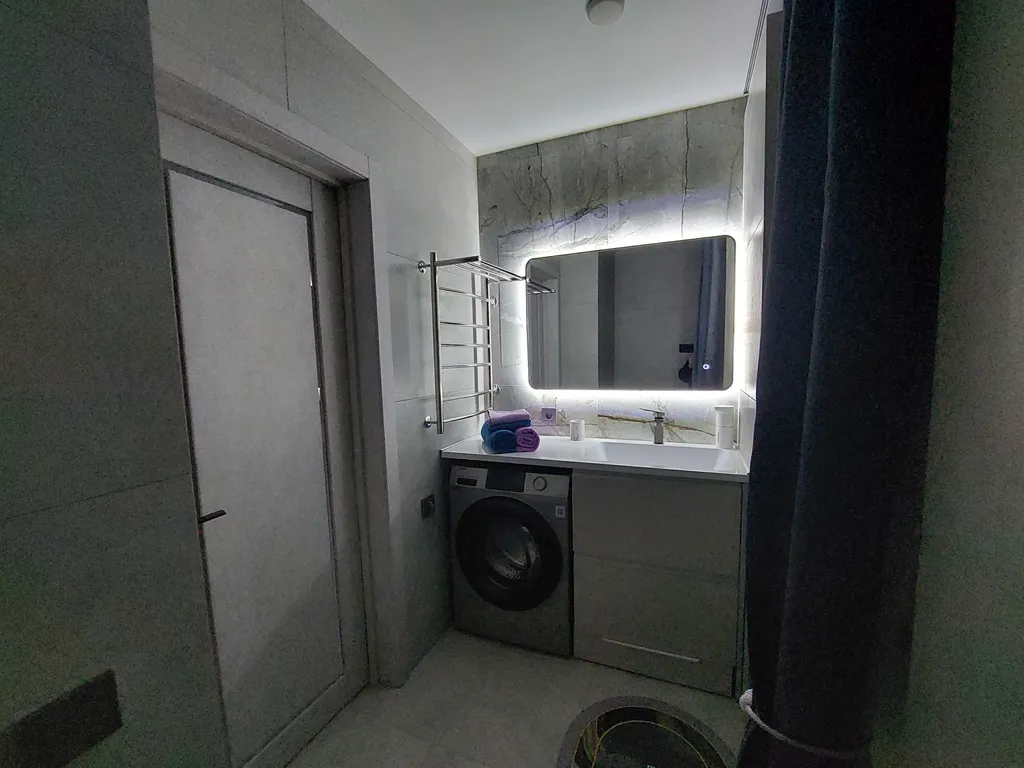 Апартаменты с отдельной спальней в новом доме, центр