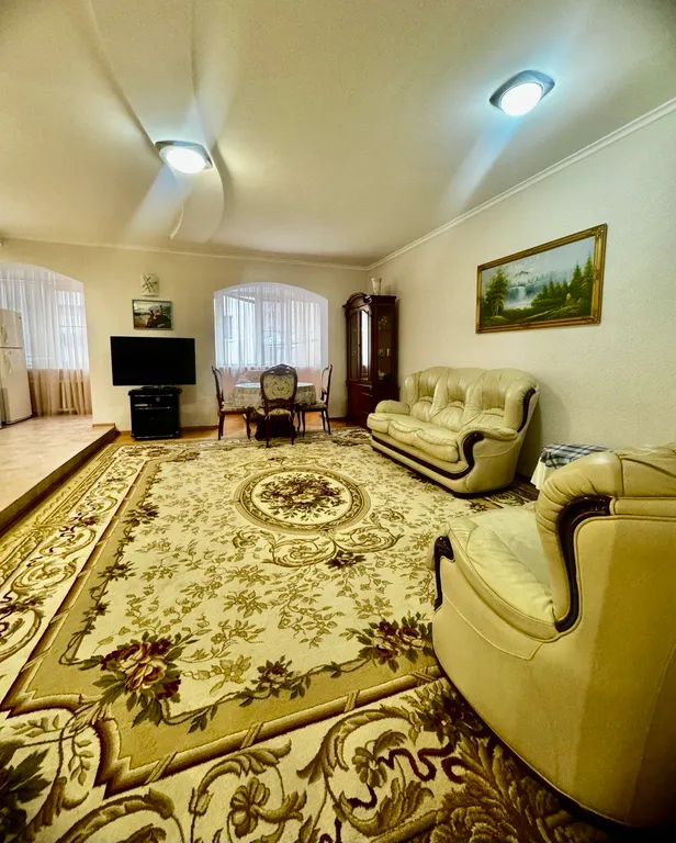 Уютная двухэтажная трехкомнатная квартира с евроремонтом