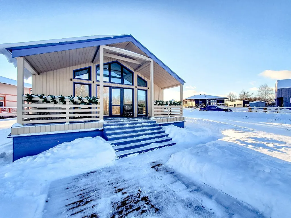 Дом с панорамными окнами и камином в Болотов Деревне