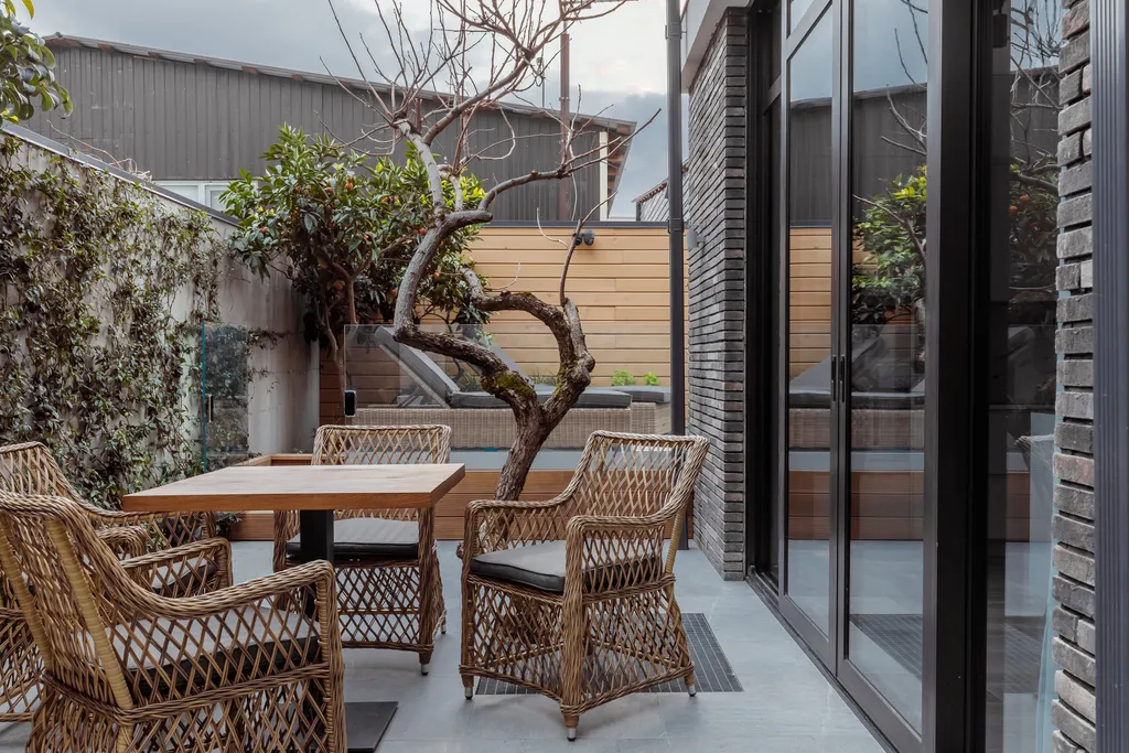 Дизайнерский трёхэтажный дом недалёко от моря