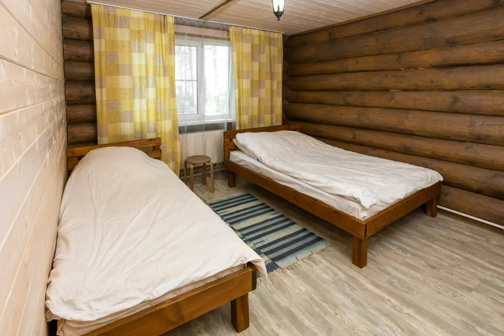 Большой дом для 16 человек в лесу на берегу реки