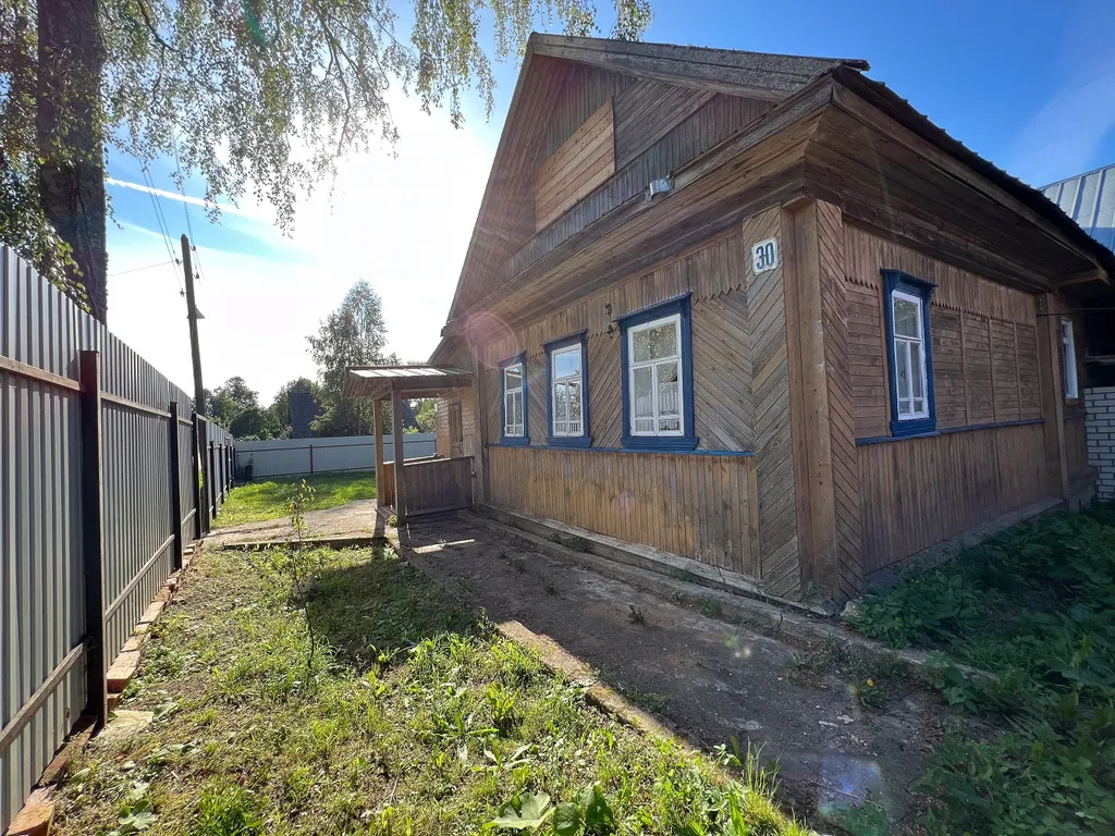 Деревенский домик на берегу озера