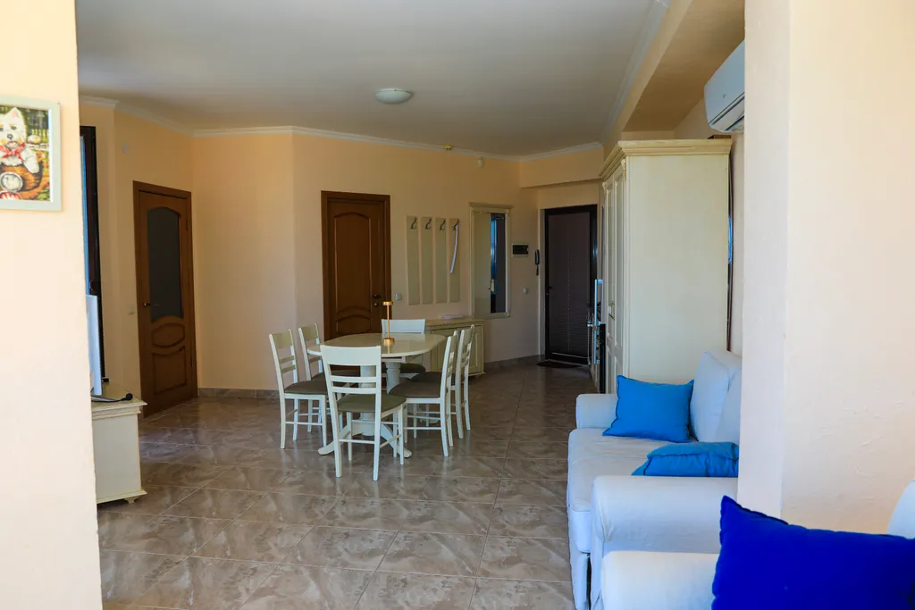 Двухкомнатные апартаменты 50 м от моря