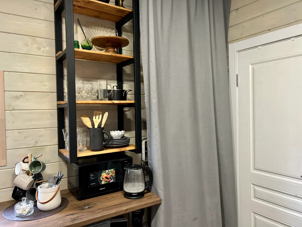 Дом с чаном на берегу реки