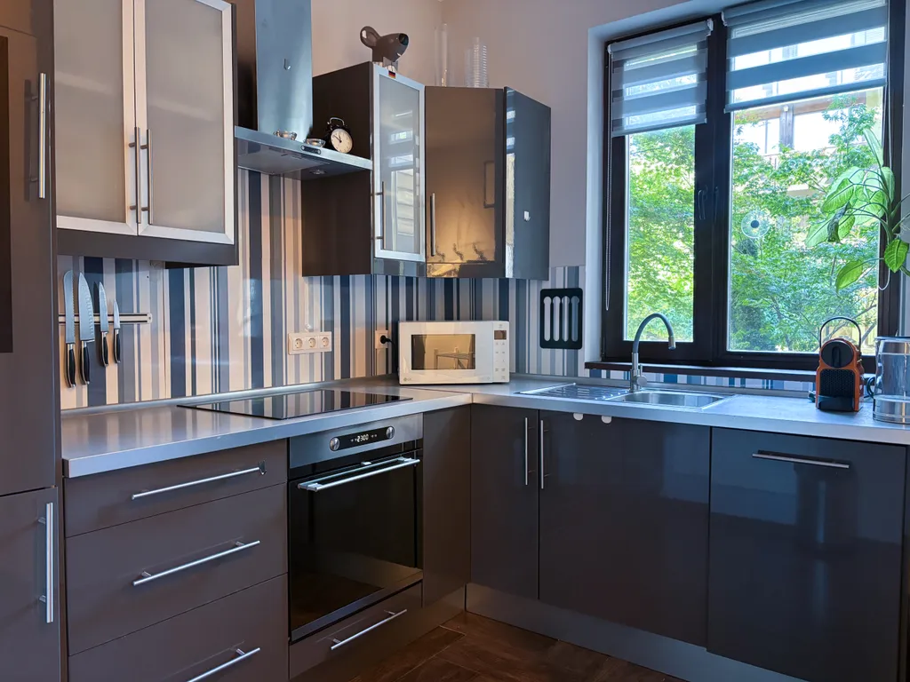 Квартира отдельной спальней и балконом в центре Поляны