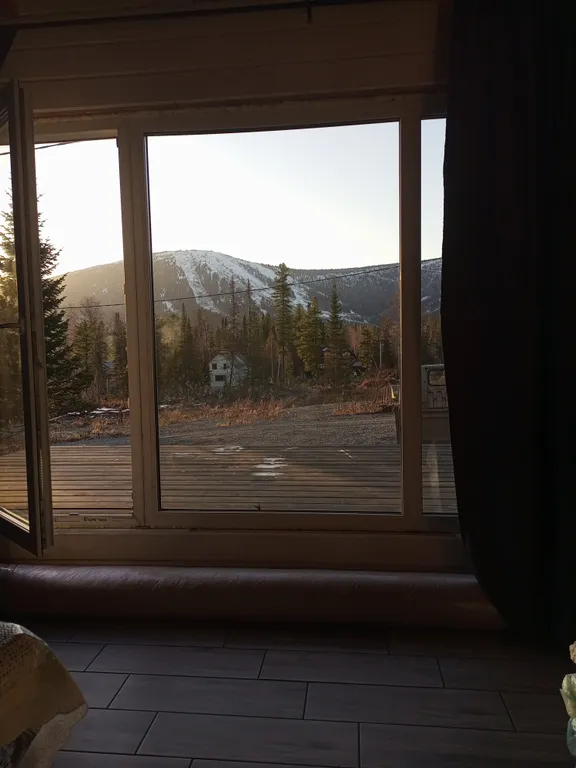 Коттедж Кедровый дом в лесу с панорамным окном и красивым видом на горы — Шерегеш