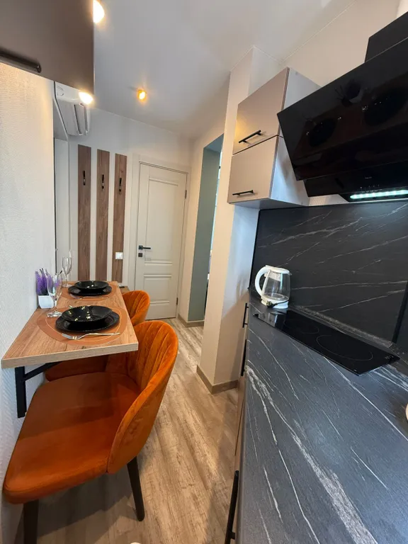 Уютная и стильная студия с отдельной кухней