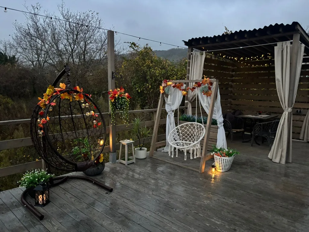 Уютная сфера на побережье