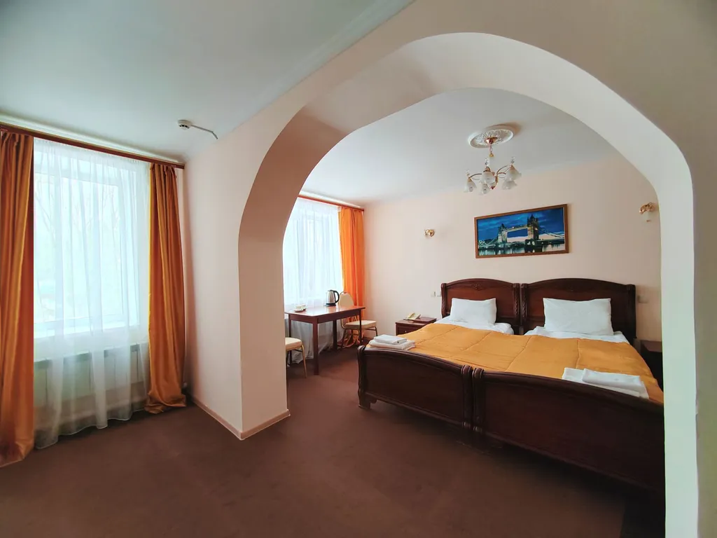 Просторный однокомнатный номер с диваном