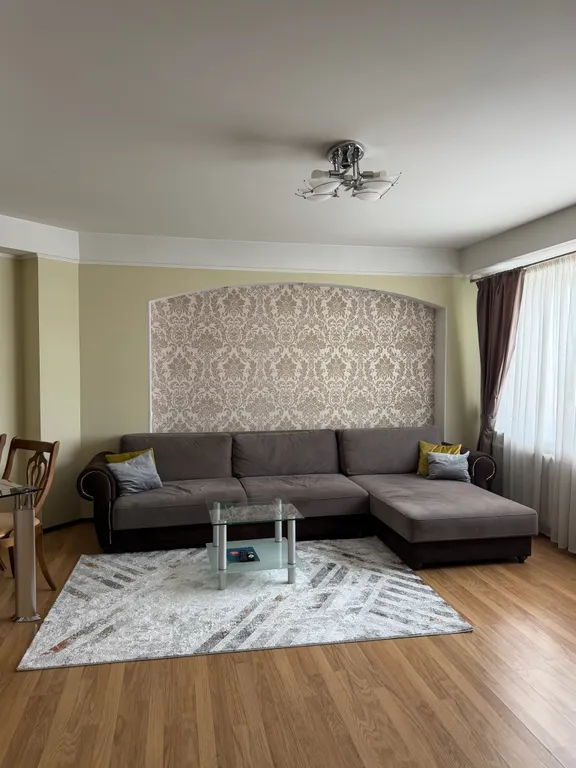 Двухкомнатная квартира с шикарным видом возле резиденции Президента