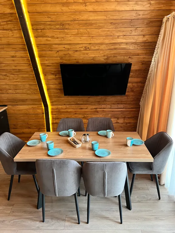 А-фрейм с бассейном и видом на озеро