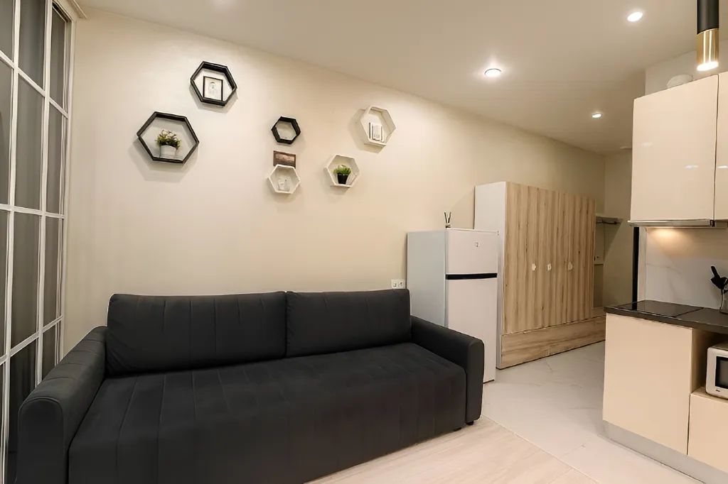 Светлая студия с бассейном на территории