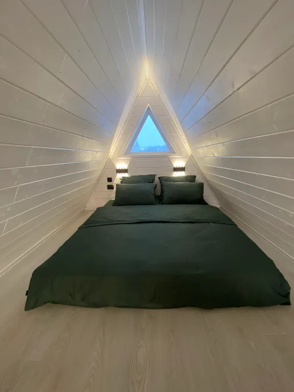 Дом A-frame с сибирским чаном на бревнах