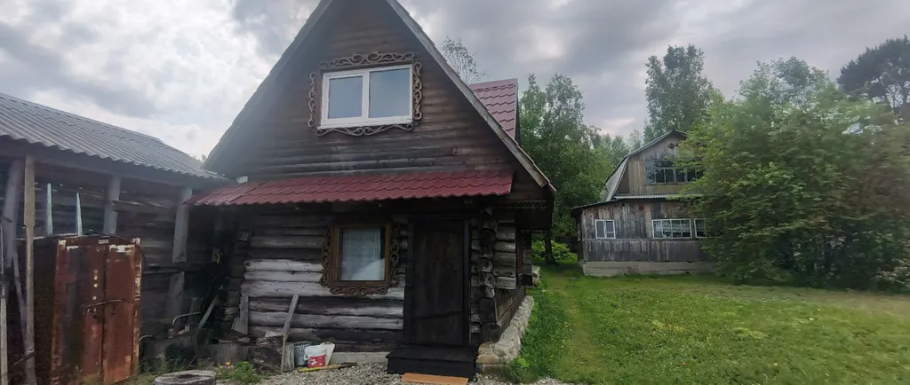 Дом у самого озера Байкал