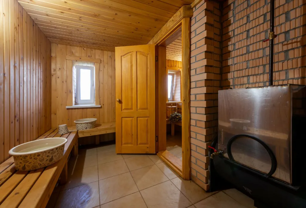 Бревенчатая изба с уникальной отделкой