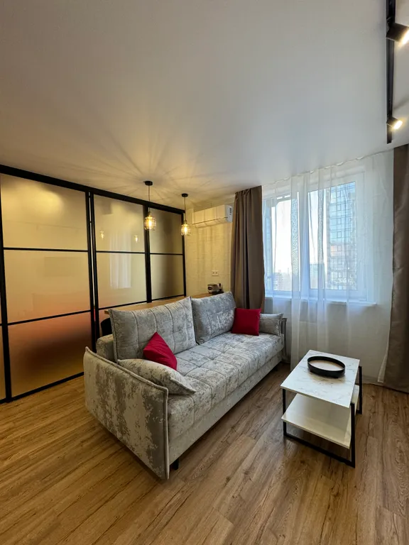 Квартира в стиле лофт с отдельной спальной зоной и гардеробной