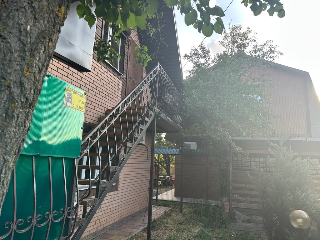 Уютный домик рядом с садом, хвойными деревьями, рядом с тц