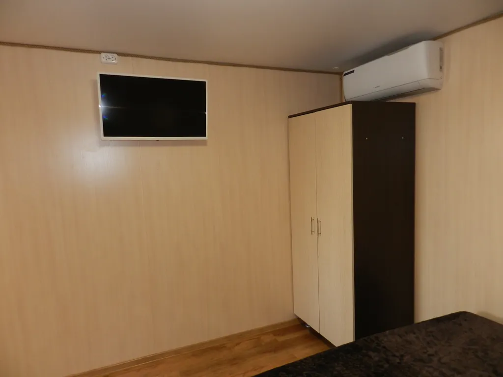 Домики на пляже Золотой Якорь с видом на море