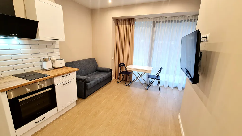 Квартира-студия с изолированной спальней и балконом в приморском парке