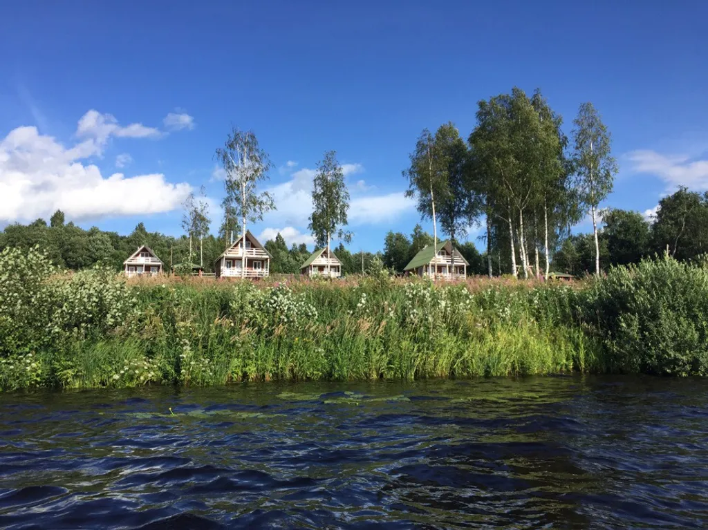 Коттедж Коттедж на берегу озера,рыбалка и отдых всей семьей! — Родионово