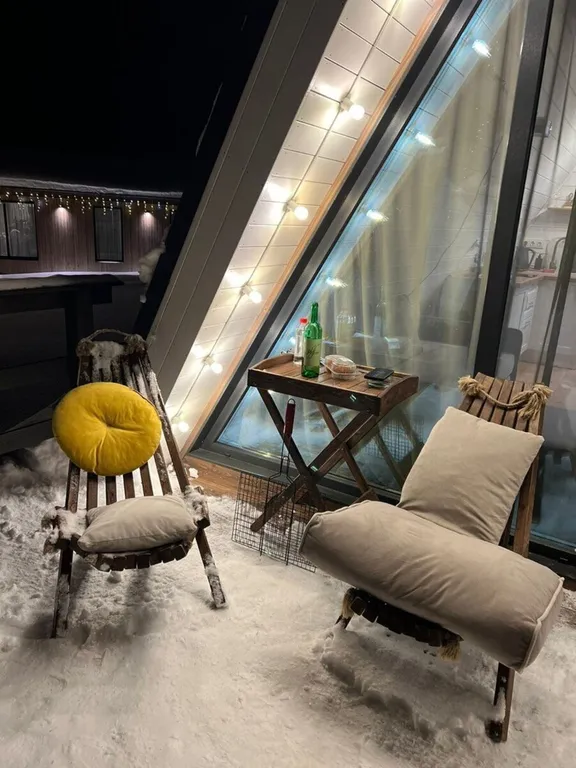 А-фрейм в сказочном зимнем лесу