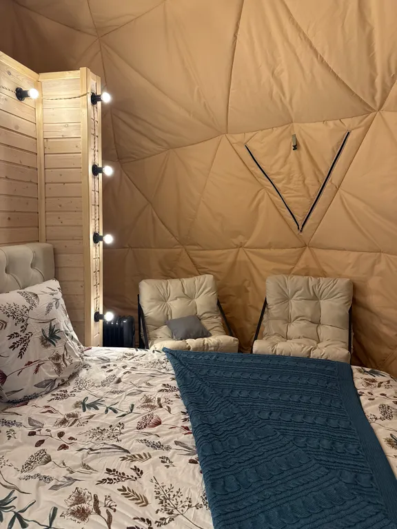 Купольный домик в окружении леса