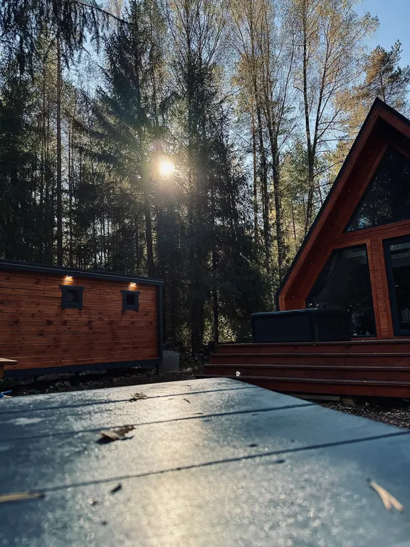 Дом A-frame с баней и джакузи под открытым небом в сосновом лесу